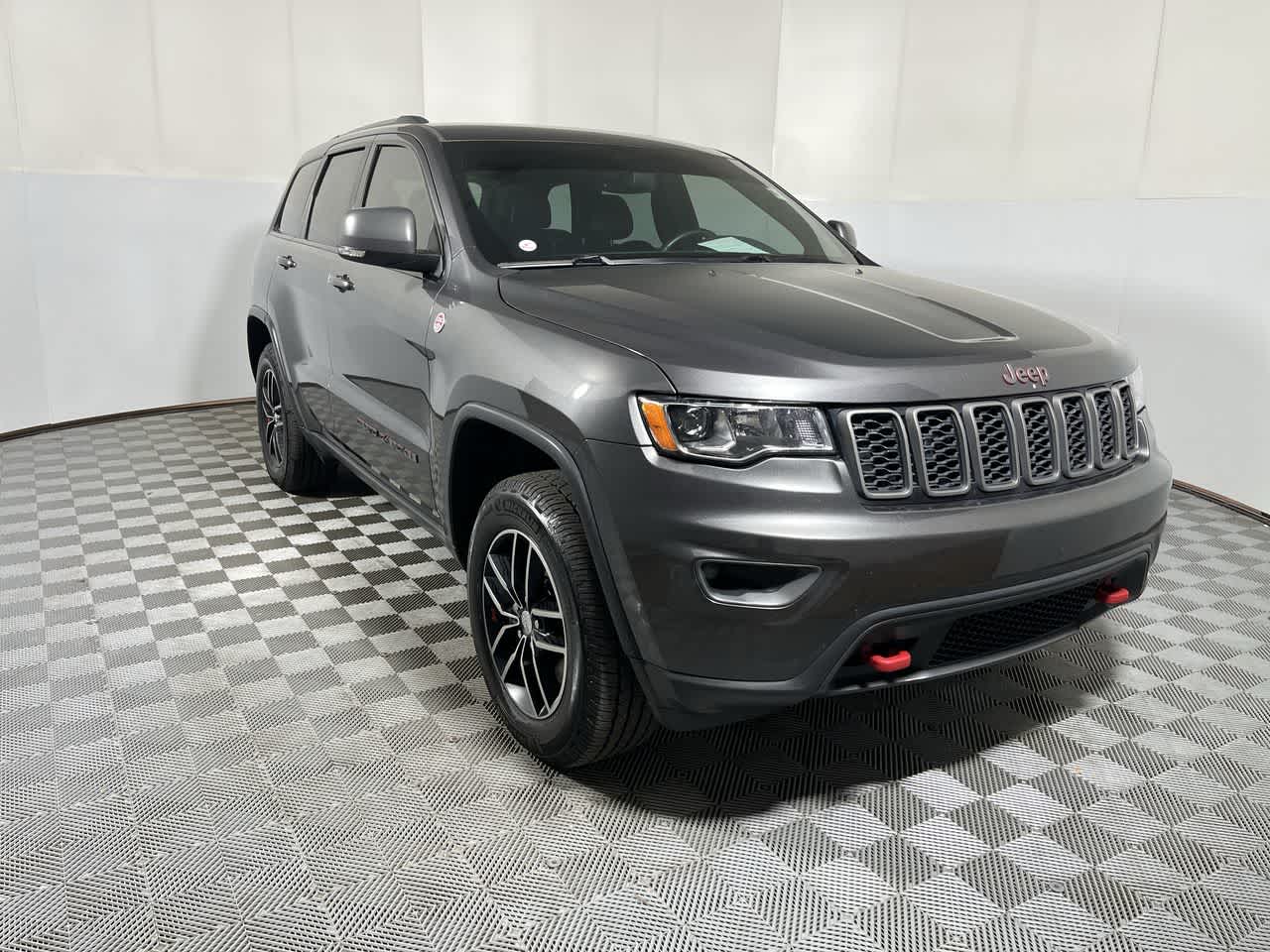 2017 Jeep Grand Cherokee — side profile view