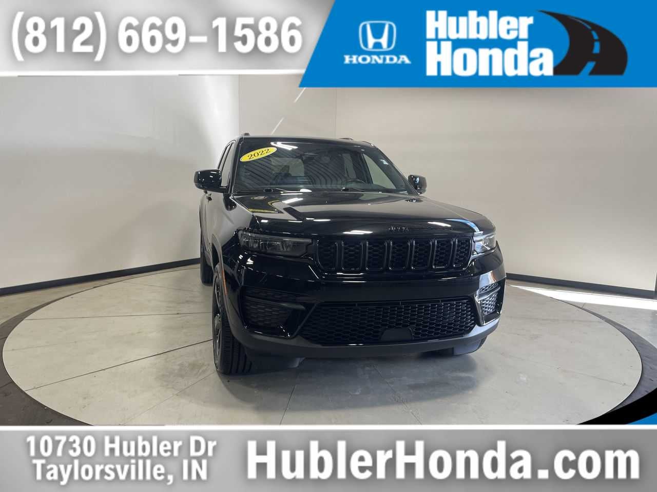 2022 Jeep Grand Cherokee Altitude in Diamond Black Crystal Pearlcoat — front three-quarter view