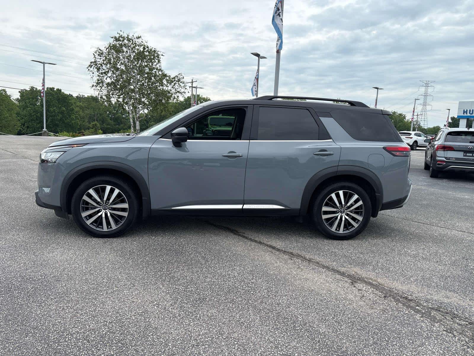 2022 Nissan Pathfinder — side profile view